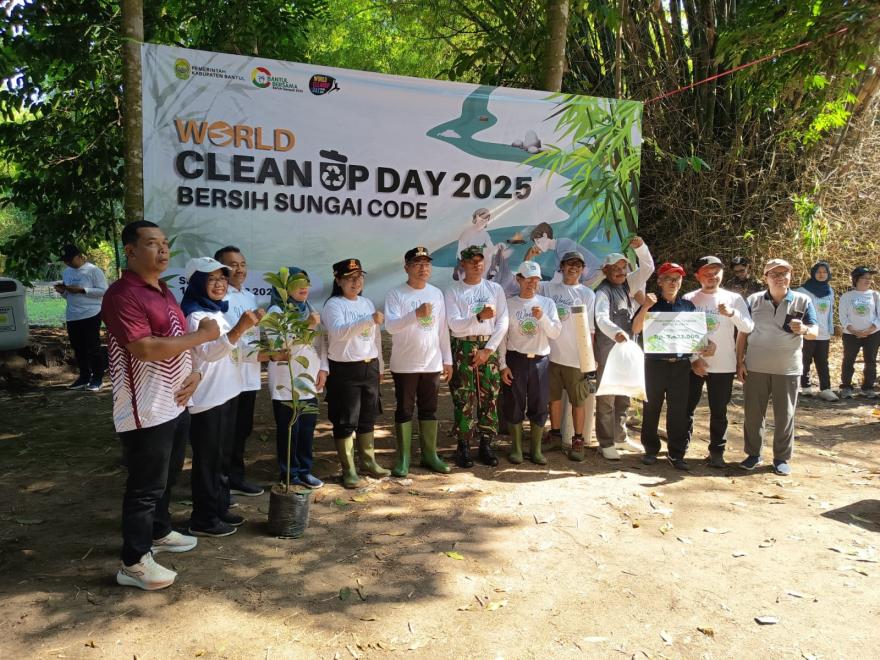 KALURAHAN WONOKROMO IKUT SERTA DALAM AKSI BERSIH SUNGAI PADA WORLD CLEAN UP DAY 2025